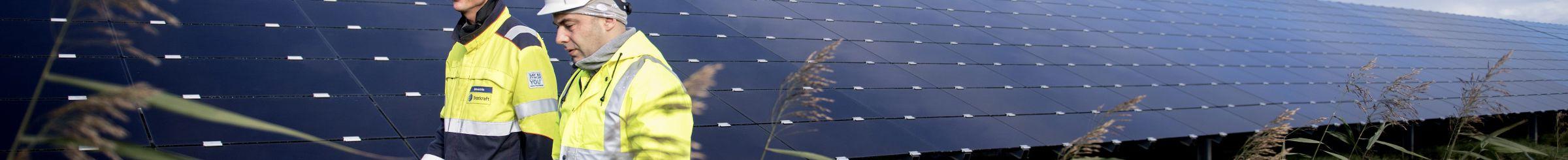 Two employees walking around at Lange Runde solar park